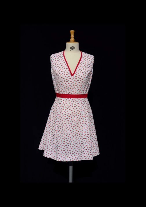 Robe blanche avec motifs fruits rouges